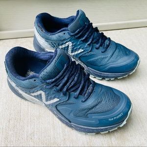 New Balance Womens Size 7 Summit QOM GTX Water Proof Trail Running Shoes